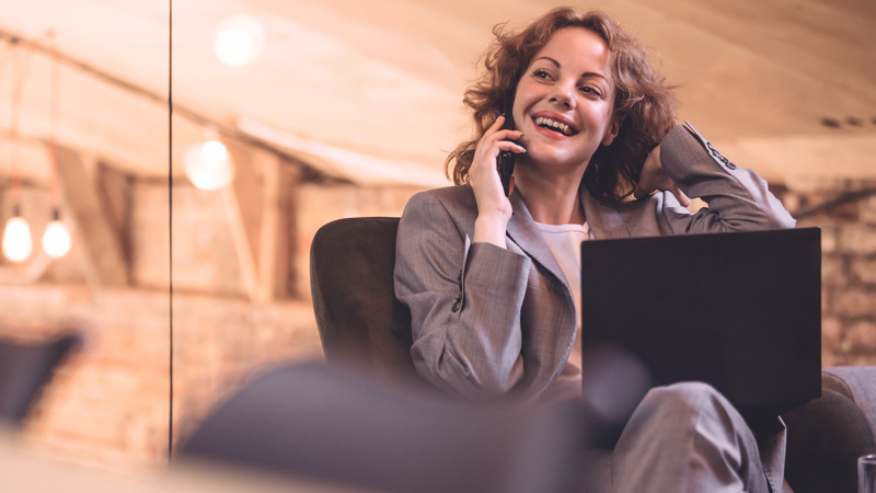 Dame med laptop på fanget